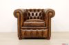 Piccola poltrona Chesterfield con chiodi nei braccioli