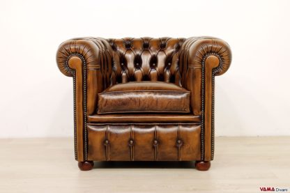 Piccola poltrona Chesterfield con chiodi nei braccioli
