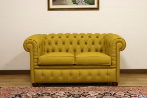 Piccolo divano Chesterfield giallo in pelle