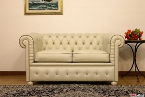 Divano Chesterfield piccole misure bianco sporco bottoni a contrasto