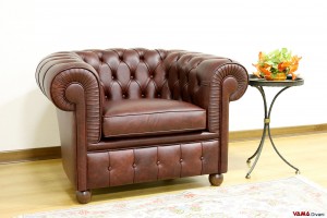 Poltrona Chester in vera pelle bordeaux con piedini alti in legno