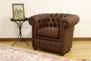 Poltrona Chester piccola in pelle marrone cioccolato