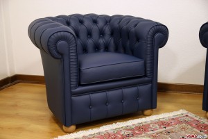 Poltrona Chesterfield blu in pelle piccole dimensioni