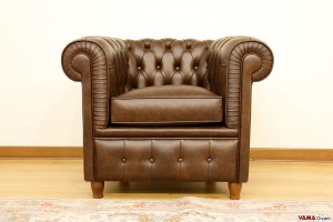 Poltrona Chesterfield marrone tabacco in pelle con piedini alti
