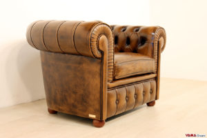 Poltrona Chesterfield personalizzata con targhetta in metallo bronzo