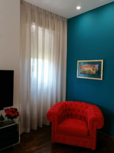 Poltrona Chesterfield in microfibra rossa, recensione cliente di Ancona