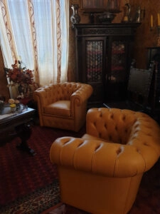 Poltrone Chesterfield piccole in pelle gialla recensione cliente VAMA da Viterbo