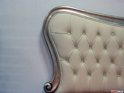 Capitonne su cornice in legno massello intarsiato
