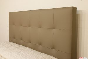 Testata letto alta moderna in pelle grigia talpa