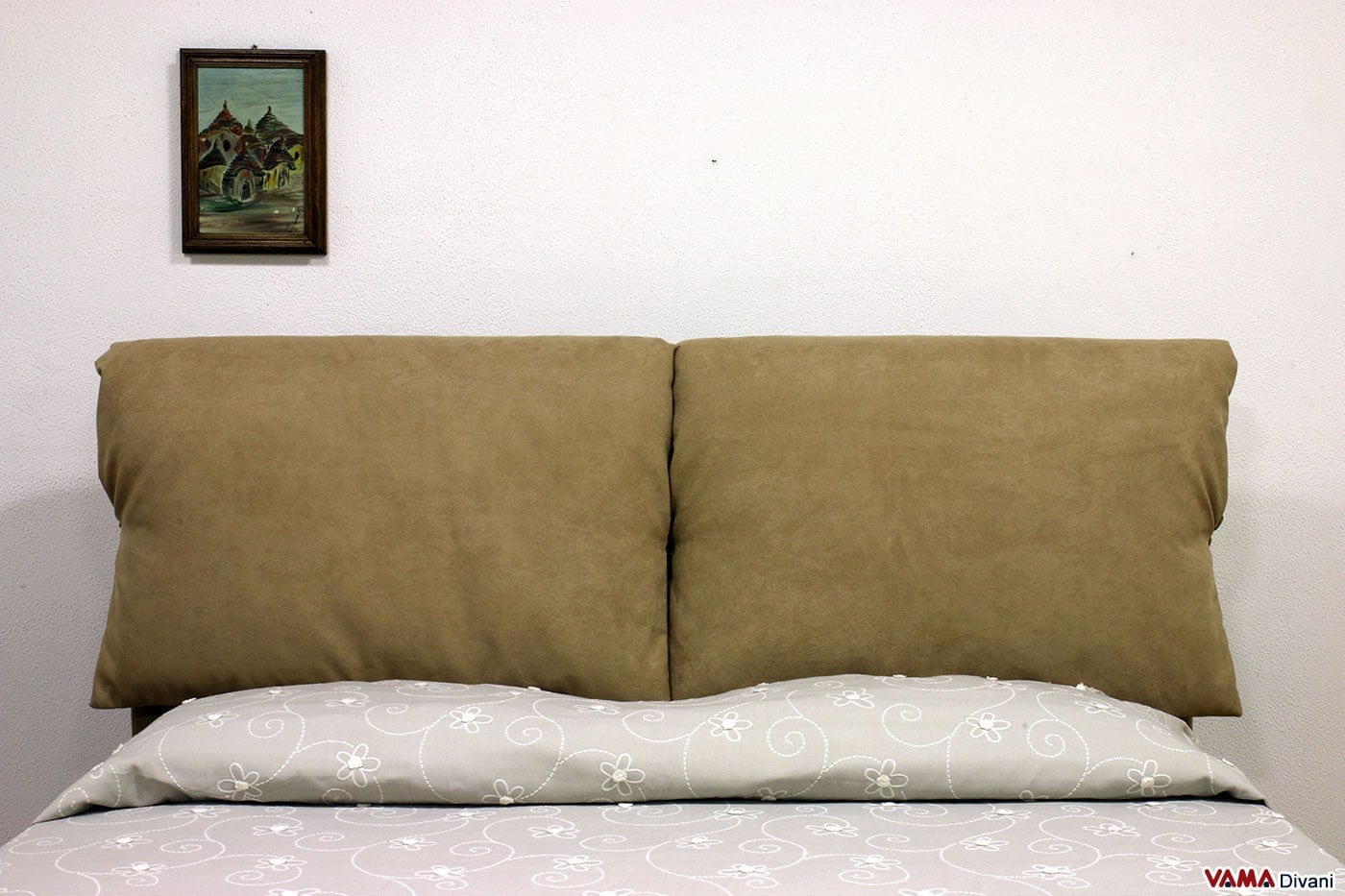 Letto in Tessuto con Due Cuscini Imbottiti come Testata Letto in Tessuto con Due Cuscini Imbottiti come Testata