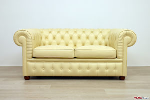 Divano 2 posti Chesterfield in pelle beige