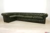 Divano Chesterfield angolare su misura verde inglese con chiodi