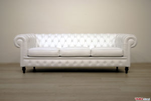 Divano Chesterfield bianco con piedi alti