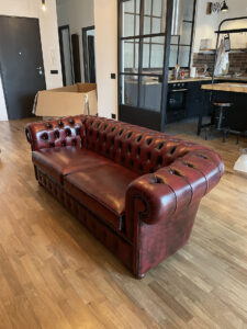 Divano Chesterfield VAMA rosso in casa del cliente