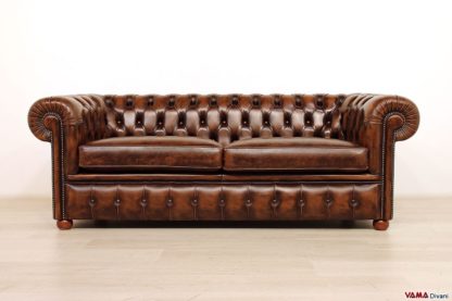 Divano Chesterfield marrone vintage con chiodi