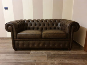 Divano Chesterfield 2 posti in casa del cliente