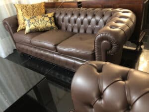 Divano Chesterfield 3 posti in pelle morbida spessorata marrone, recensione cliente dalla Svizzera