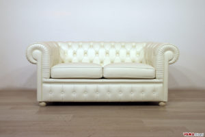 Divano Chesterfield bianco sporco