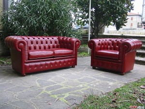 Salotto chesterfield in cuoietto rosso bordeaux