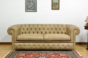 Divano Chesterfield large in pelle vintage ambra