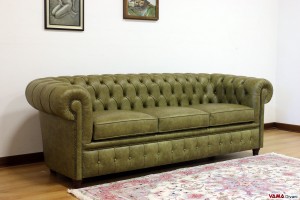 Divano Chesterfield con chiodi in ottone battuti