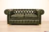 Divano chesterfield con piedi oro
