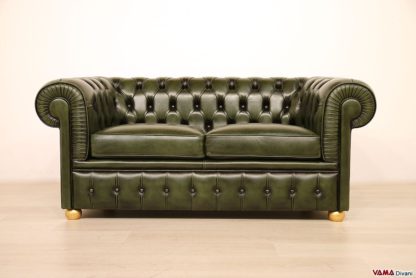 Divano chesterfield con piedi oro