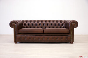 Divano Chesterfield marrone stile inglese con chiodi