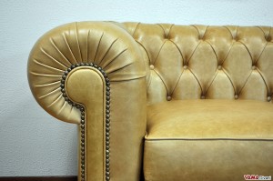 Bracciolo con chiodi in stile inglese del divano Chesterfield