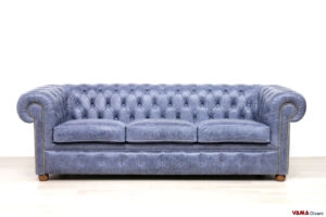 Divano Chesterfield con chiodi in pelle blu