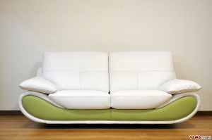 Divano in pelle bianca e verde
