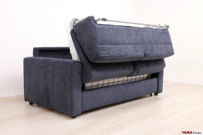 Divano letto a ribalta con materasso alto e porta guanciali