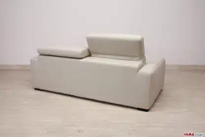 divano moderno con poggiatesta alzato visto da dietro