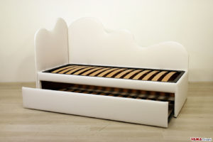 Doppio letto con letto singolo estraibile e testate nuvola