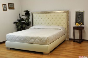 Letto matrimoniale con testata capitonnè con cornice foglia oro