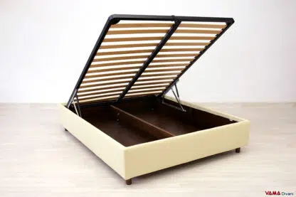 Letto contenitore matrimoniale in tessuto beige con piedi alti
