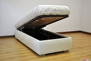 Letto con contenitore singolo resistente con piedi in acciaio