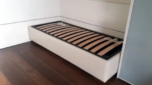 Letto singolo contenitore senza testata in casa del cliente