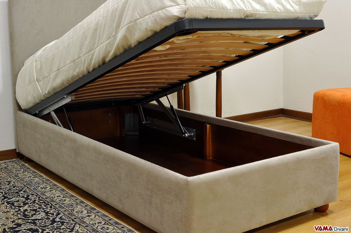Letto Imbottito in Tessuto con Contenitore - Testata Semplice Letto Imbottito in Tessuto con Contenitore - Testata Semplice
