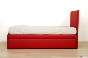 letto estraibile in pelle rossa