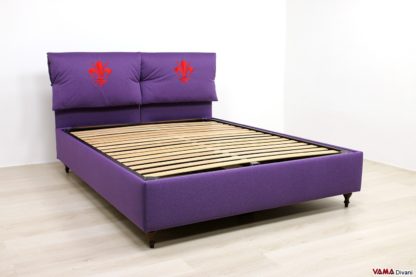 Letto su misura con testata ricamata