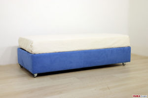 Letto singolo con ruote in microfibra azzurra