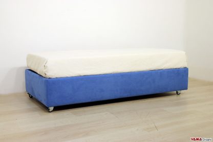 Letto singolo con ruote in microfibra azzurra