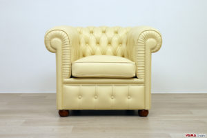 Piccola poltrona Chester in pelle beige