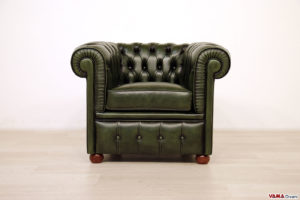 Piccola poltrona Chesterfield verde vintage