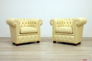 Piccole poltrone chesterfield in pelle beige