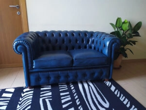 Piccolo divano Chesterfield 2 posti blu vintage