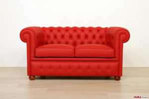 Piccolo divano Chesterfield rosso in pelle