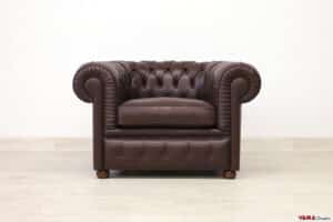 Poltrona Chesterfield marrone testa di moro in pelle con cuscini in piuma d'oca