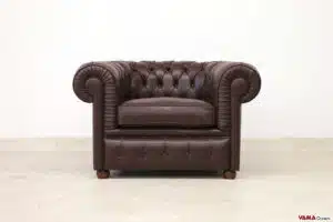 Poltrona Chesterfield marrone testa di moro in pelle con cuscini in piuma d'oca